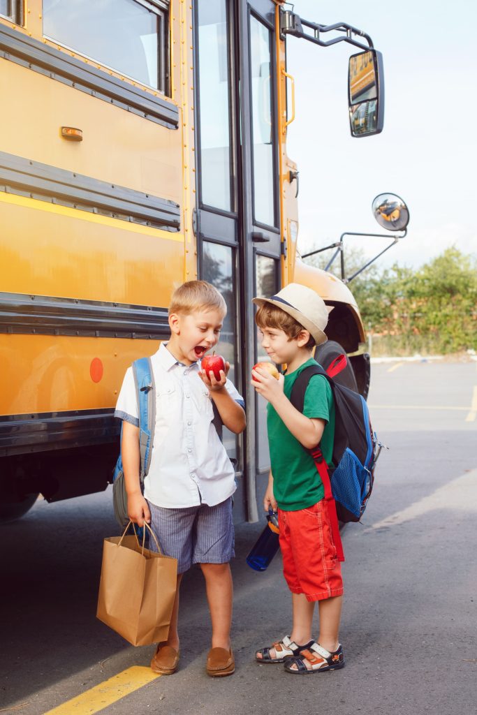 niños en bus