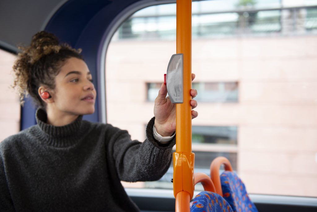 Mujer joven parando el bus Mujer joven parando el bus