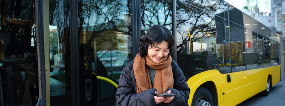 Mujer bajando del bus Mujer bajando del bus